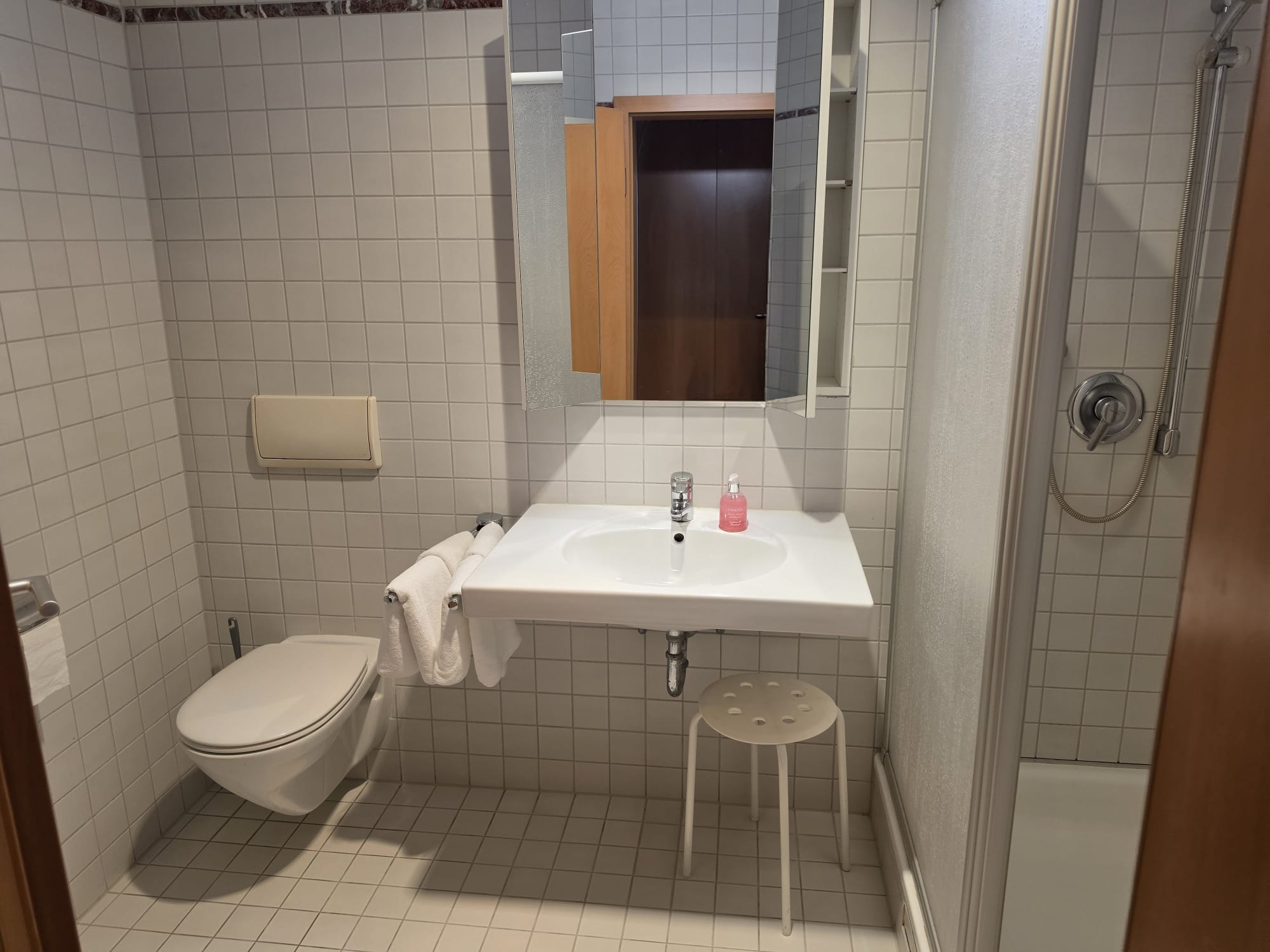 Bad mit Dusche und WC